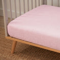Resmi Galeri görüntüleyiciye yükleyin, Lastikli Müslin Bebek Çarşaf - Innocent Pink