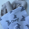 Resmi Galeri görüntüleyiciye yükleyin, 2’li Müslin Bebek Örtüsü – Iconique Lapin ve Cotton Grey - 100x100 cm