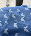Resmi Galeri görüntüleyiciye yükleyin, Müslin Bebek Örtüsü - Mono Lapin Royal Blue