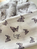 Resmi Galeri görüntüleyiciye yükleyin, 2’li Müslin Bebek Örtüsü – Iconique Lapin ve Cotton Grey - 100x100 cm