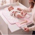 Resmi Galeri görüntüleyiciye yükleyin, Çantalı Pratik Katlanabilir Alt Değiştirme Matı - Bébé Lapin Rose
