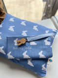 Resmi Galeri görüntüleyiciye yükleyin, Müslin Bebek Örtüsü - Mono Lapin Royal Blue
