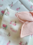 Resmi Galeri görüntüleyiciye yükleyin, Müslin Bebek Örtüsü - Bébé Lapin Rose
